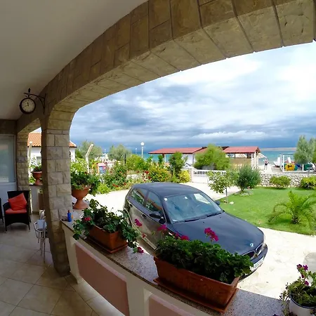 Rocky Beach House Apartament Vir